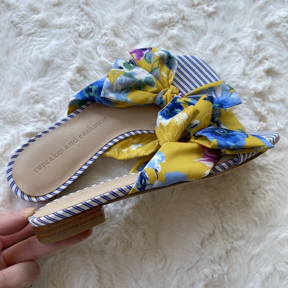 Cupcakes and Cashmere Women's Ynez Silk Bow Sandals Size 5 Floral Slip‎ on Flats - Picture 4 of 8